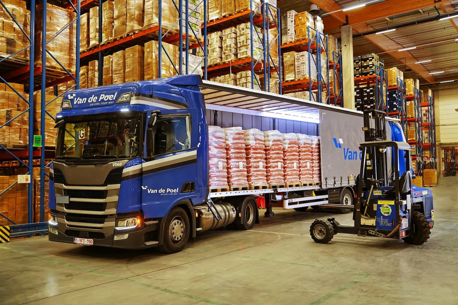 Vrachtwagen in depot